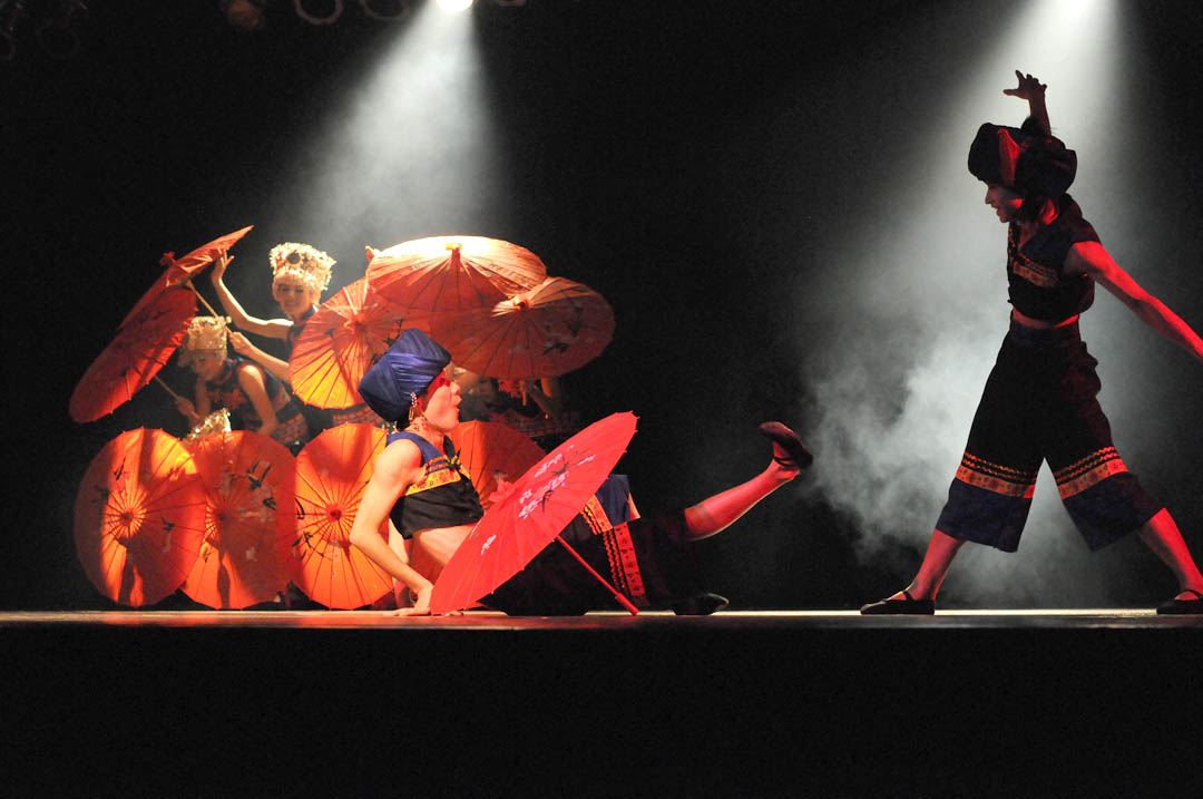 Chinese Ethnic Arts Troupe lights up Civic Center
