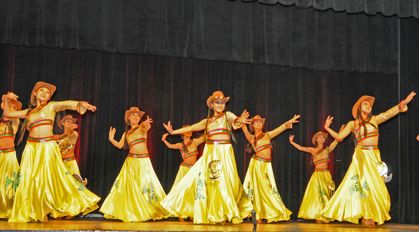 Chinese troupe thrills audience, makes friends